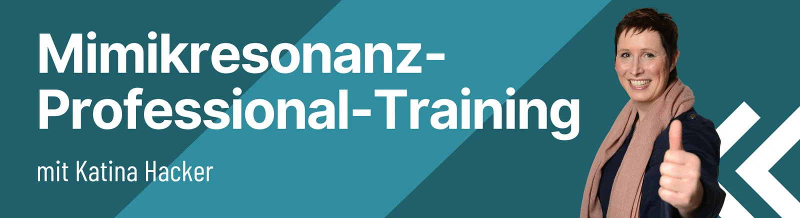 Hero-Banner Mimikresonanz-Professional-Training mit Katina Hacker, Frau mit braunem Blazer und Daumen hoch