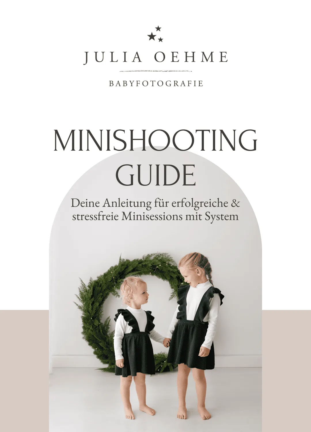 E-Book Cover Minishooting Guide von Julia Oehme mit zwei Kindern vor grünem Kranz