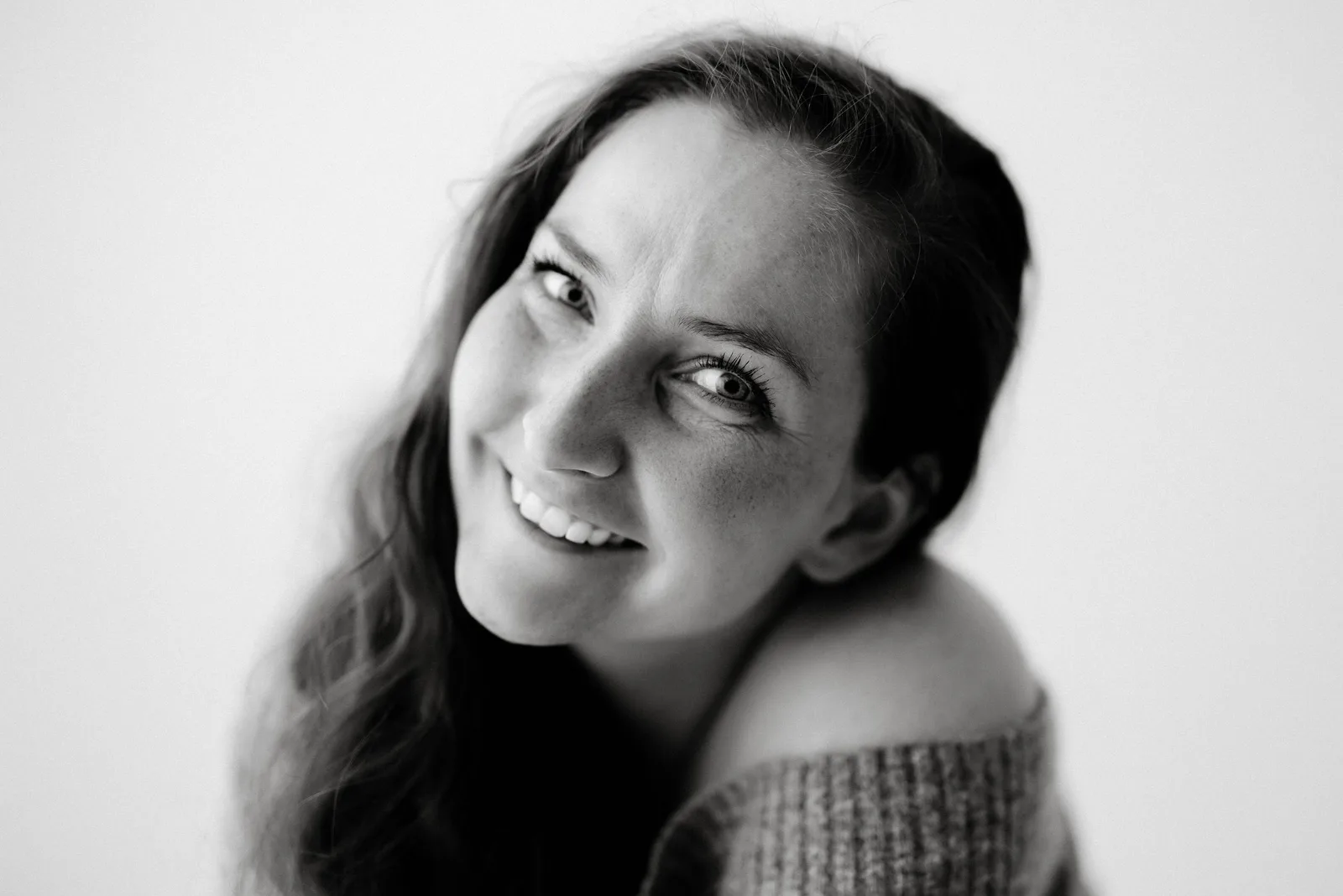 Schwarzweiß-Porträt von Julia Oehme, die fotografin lächelt in die Kamera