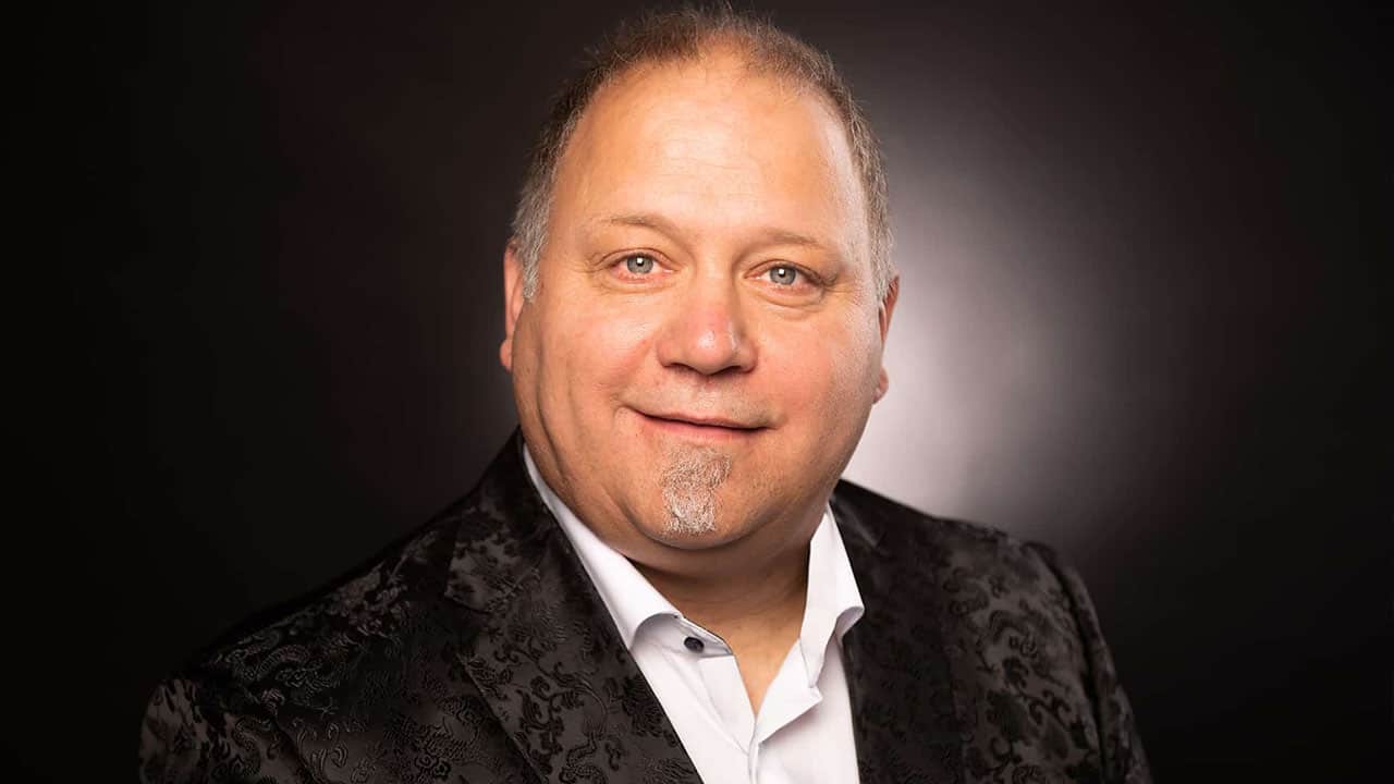 Ingo Ahnfeldt, Gründer des Minuten-Coaching, professionelles Portrait vor dunklem Hintergrund