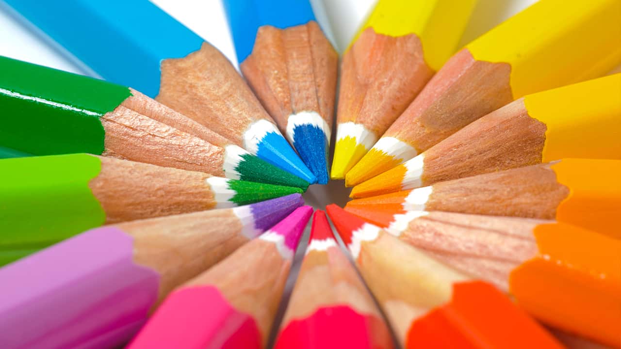 Kreisförmig angeordnete bunte Buntstifte symbolisieren Kreativität und Vielfalt