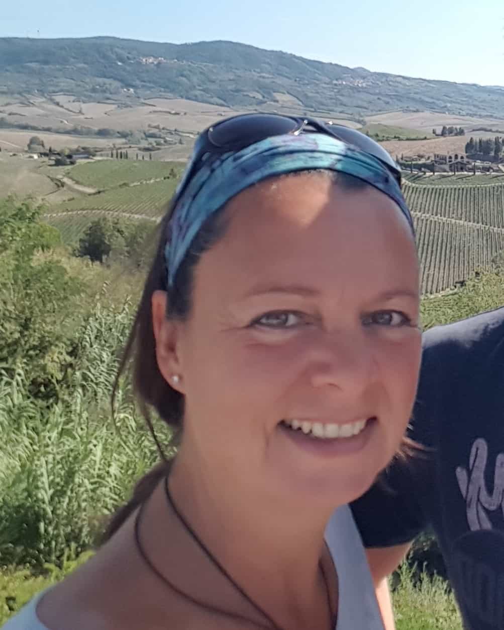Maren Huber, Testimonial-Selfie vor Weinberg- und Landschaftshintergrund