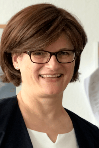 Porträt von Anne Katrin Matyssek, Frau mit braunen Haaren, Brille und schwarzem Blazer
