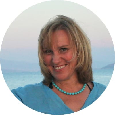 Vera Mintken, Testimonial-Profilbild mit rundem Zuschnitt vor Meereshintergrund