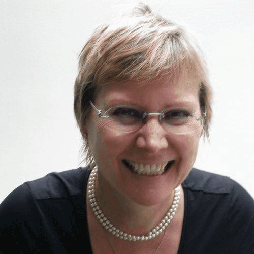 Annette Kunow, Testimonial-Profilbild einer Frau mit Brille vor weißem Hintergrund