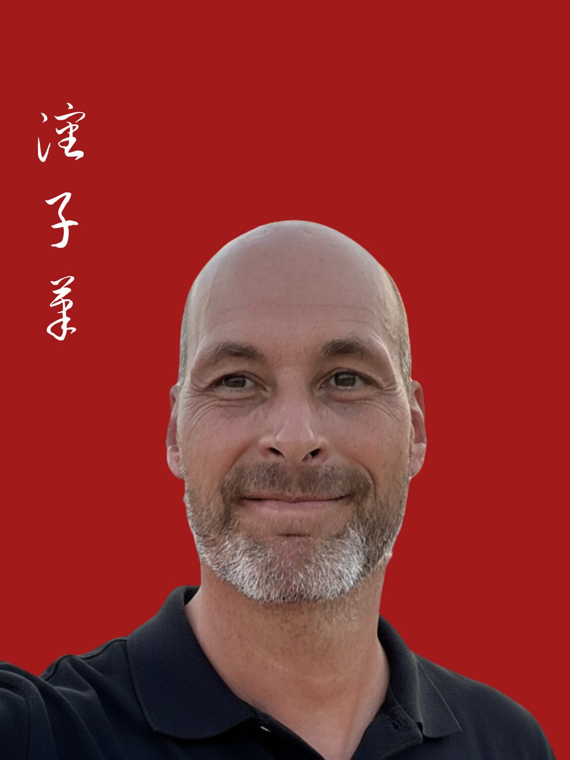 Porträtfoto von Tobias Puntke mit Bart vor rotem Hintergrund