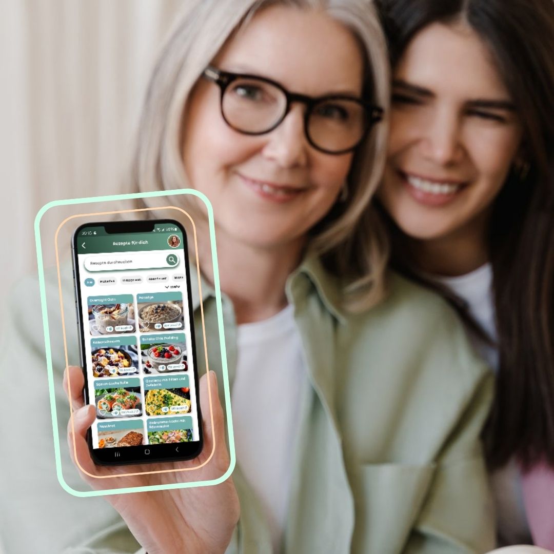 Zwei Frauen zeigen Smartphone mit Rezept-App, grüne und orange Rahmen