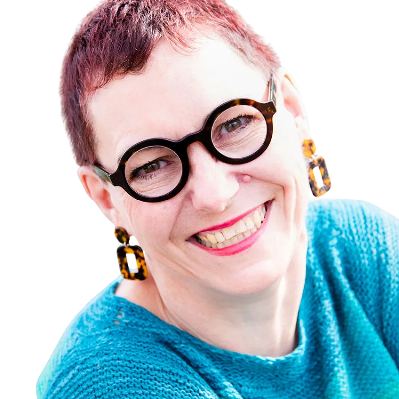 Mit Mindset und Klopfen zur Wunschfigur – Videokurs zum Abnehmen 1 Kerstin Bachmeier Portrait, Frau mit rosa Haaren, Brille und blauem Pullover, lächelnd