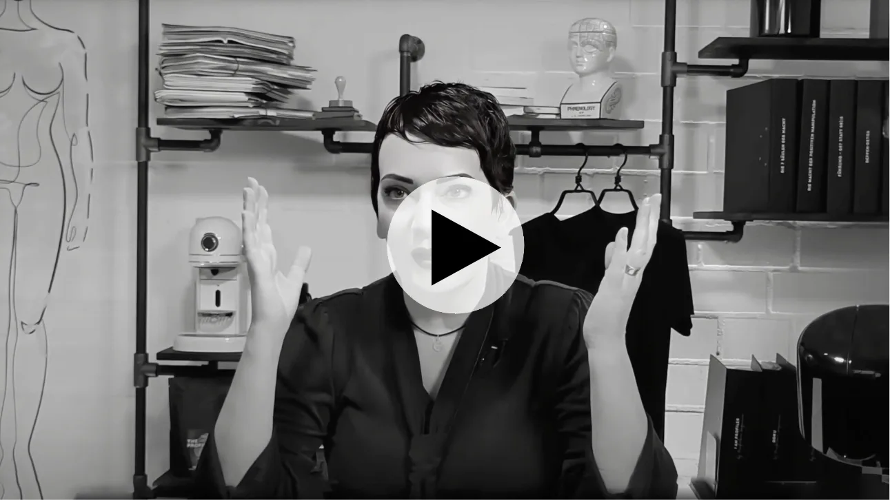 Videostandbild zeigt Profiler Suzanne im Büro beim Erklären von Konzepten