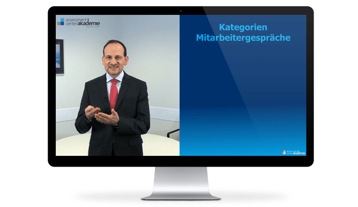 Trainer Johannes Stärk erklärt Kategorien für Mitarbeitergespräche