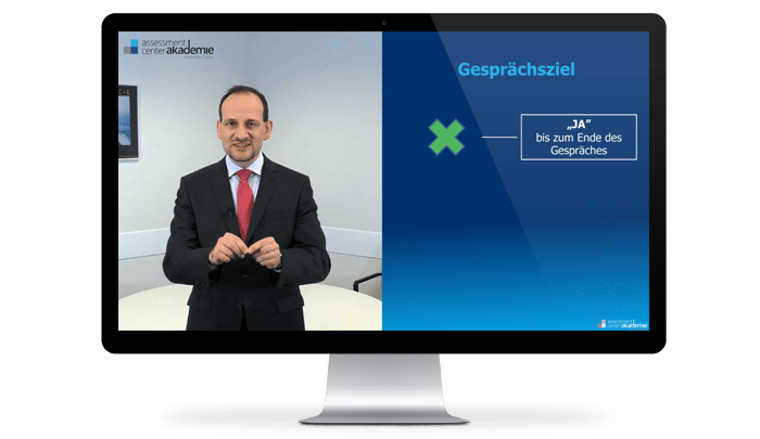 Trainer erklärt Gesprächsziel im Assessment-Center Mitarbeitergespräch
