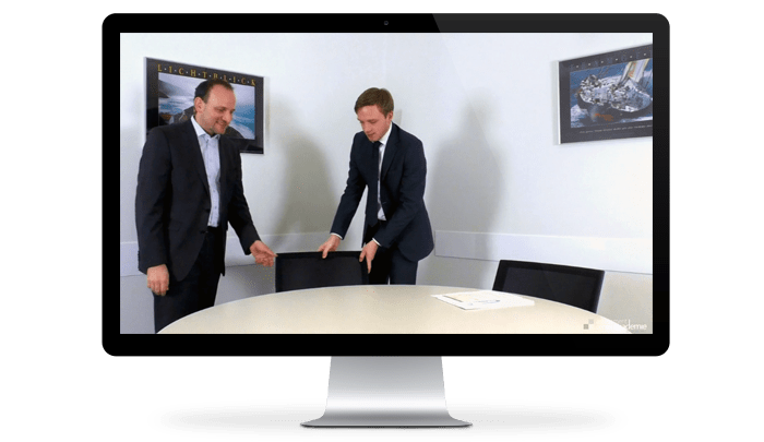 Zwei Geschäftsmänner führen Mitarbeitergespräch am Tisch, Mockup auf Monitor