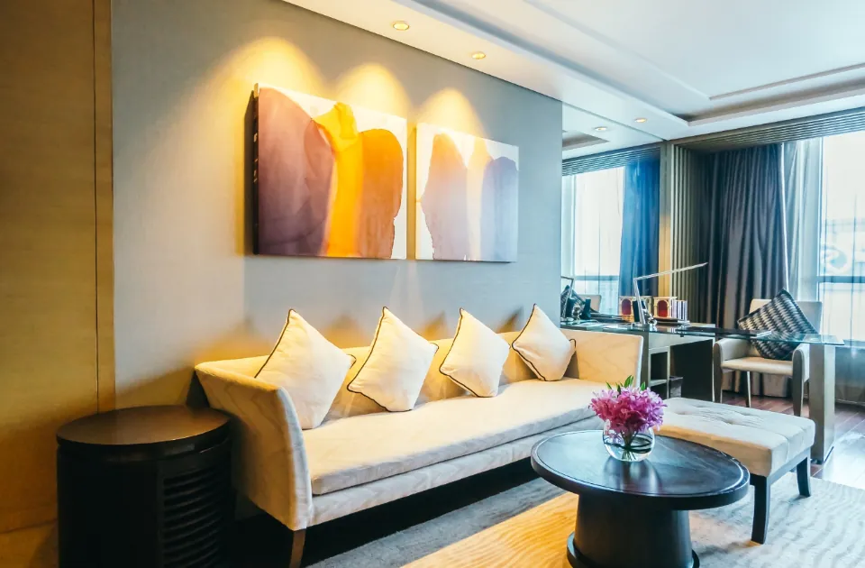 Luxuriöses Wohnzimmer mit gelbem Sofa, Kunstwerk, Panoramafenster und Designermöbeln
