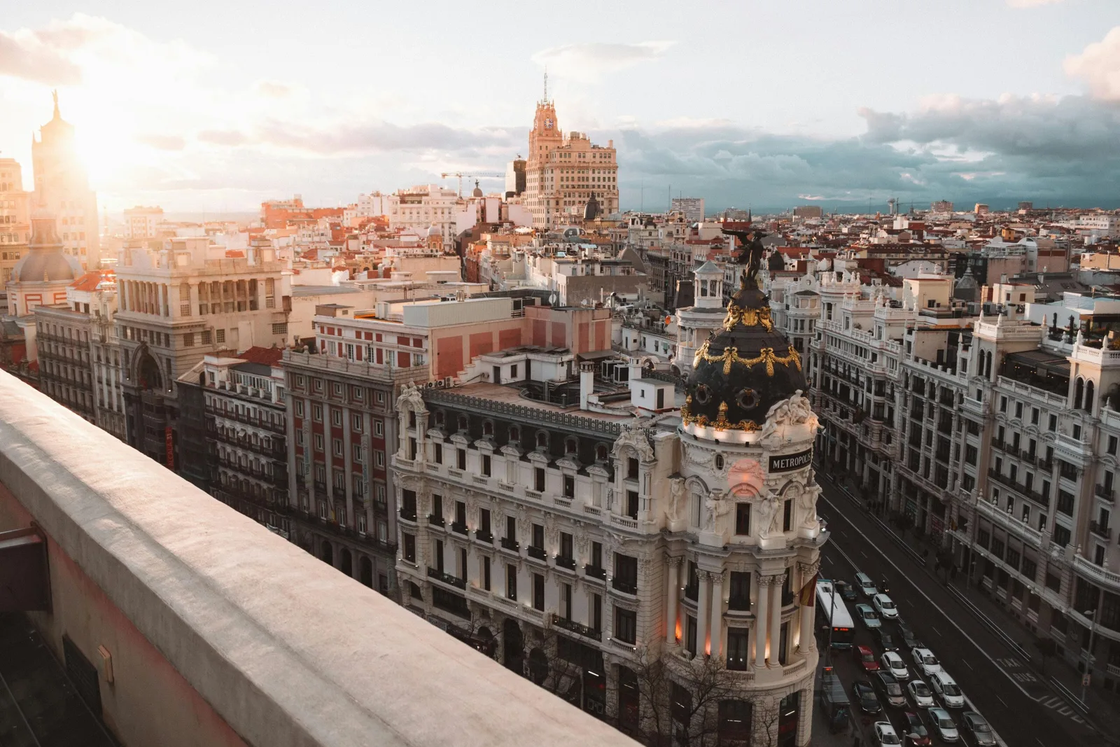 Skyline von Madrid mit historischen Gebäuden und modernen Hochhäusern bei Sonnenaufgang