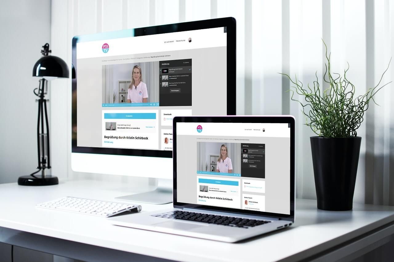 Desktop und Laptop zeigen PTA TV Website mit Videokursplattform und Kristin Schirbock als Dozentin, modernes Büro-Setting
