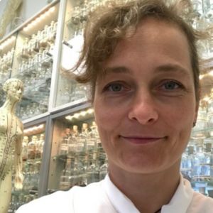 Portrait von Dr. med. Anna Otten, Frau vor fensteriger Kulisse
