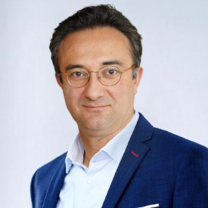 Portrait von Dr. med. Kourosh Taghavi, Mann mit Brille in dunklem Jacket