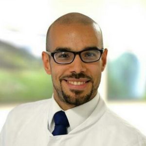 Dr. Mohamed G. Ibrahim, Mann mit Brille und Bart im weißen Hemd mit dunkler Krawatte