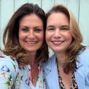 Porträt Stephanie Lazarz und Simone Stalberg, zwei Frauen nebeneinander lachend