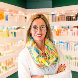 Portrait von Carole Holzhäuer, Frau mit weißen Haaren und Brille