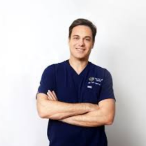 Portrait von Dr. med. Vuk Jovanovic, Mann in dunklem Medical Shirt