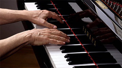Hände spielen auf Klaviertasten, Mondschein Sonate Hauptthema