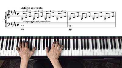 Notenblatt mit Adagio sostenuto Anweisung und Klavierspieler