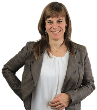 Money-Mastercode – Videokurs zu Geld-Mindset von Stefanie Schädel 3 Porträt von Stefanie Schädel in braunem Blazer vor weißem Hintergrund