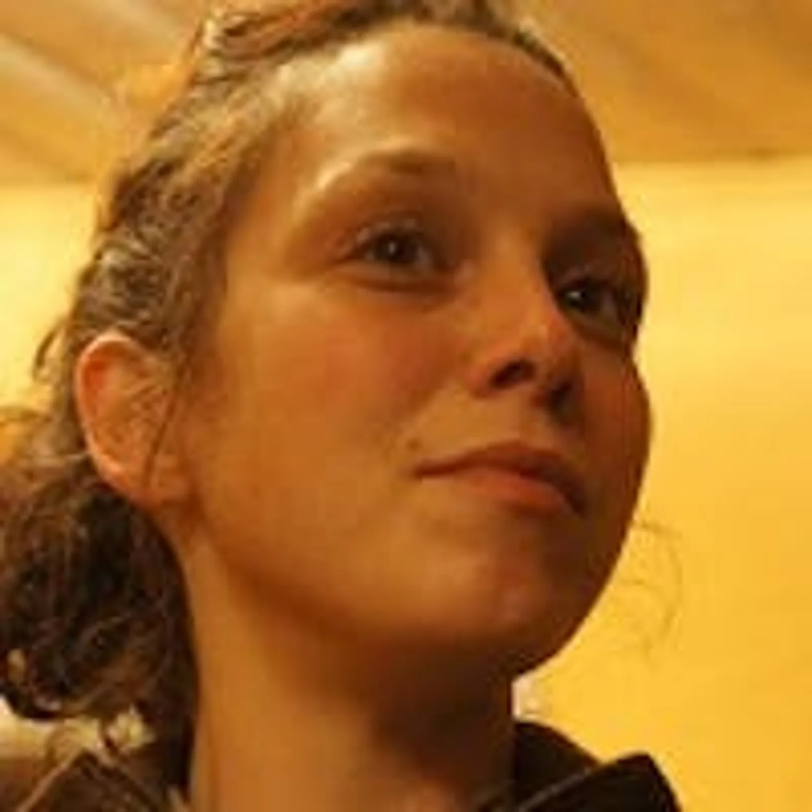 MONEY³ Mentoring – Coaching fürs Geld-Mindset von Daniel Weinstock 12 Porträt einer Frau mit Dreadlocks vor gelbem Hintergrund