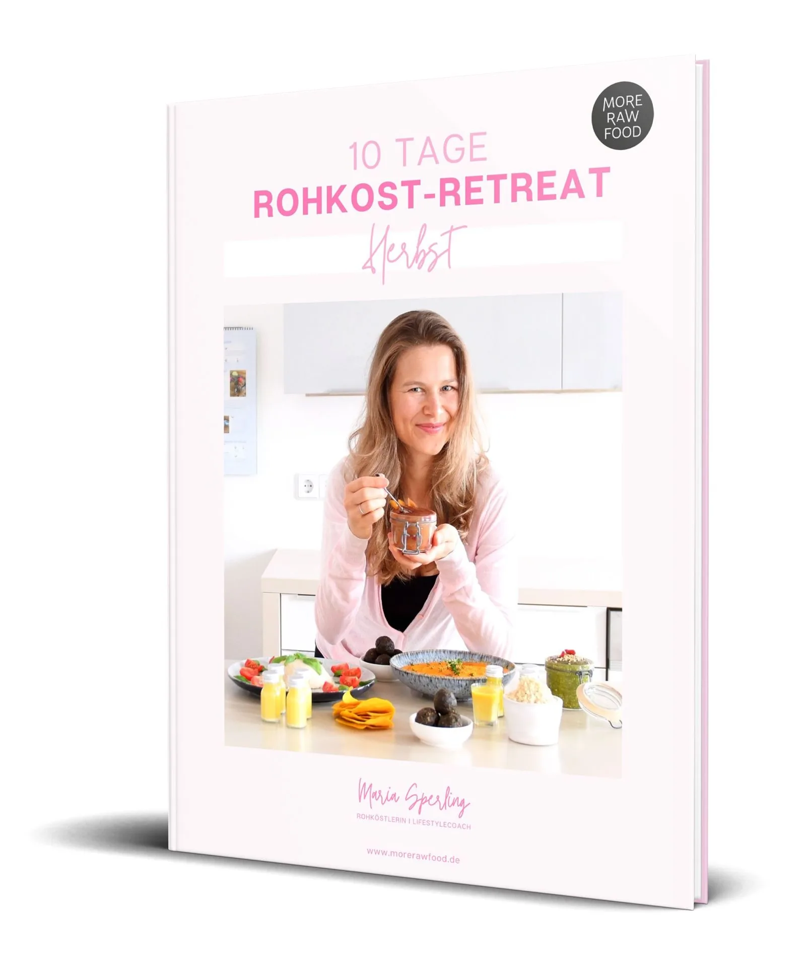 Morerawfood E-Buch Bundle – Rohkost-Rezepte als E-Book-Paket 5 Cover 10 Tage Rohkost-Retreat Herbst mit Maria Sperling haltend Rohkost-Glas