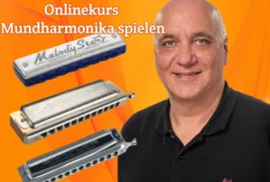 Mundharmonika-Onlinekurs mit Wilfried Bechtle und drei verschiedenen Mundharmonikas auf orangem Hintergrund