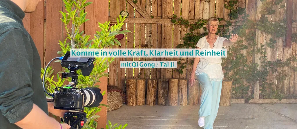 Nèizàng Ànmó – Qi-Gong-Videokurs von Annette Deinzer 4 Filmdreh-Szene, Annette Deinzer in Qi-Gong-Position mit Textoverlay zu Kraft und Reinheit