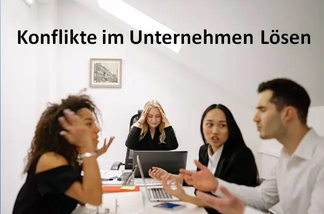 Team im Büro diskutiert intensiv über Laptop, Frau in der Mitte gestresst