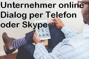 Mann hält Tablet, Online-Dialog per Telefon oder Skype