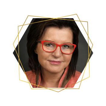 Portrait von Nau, Speakerin des Natural Woman Spirit Kongresses mit roter Brille