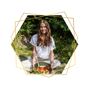 Portrait von Julia, Speakerin des Natural Woman Spirit Kongresses mit Gemüse