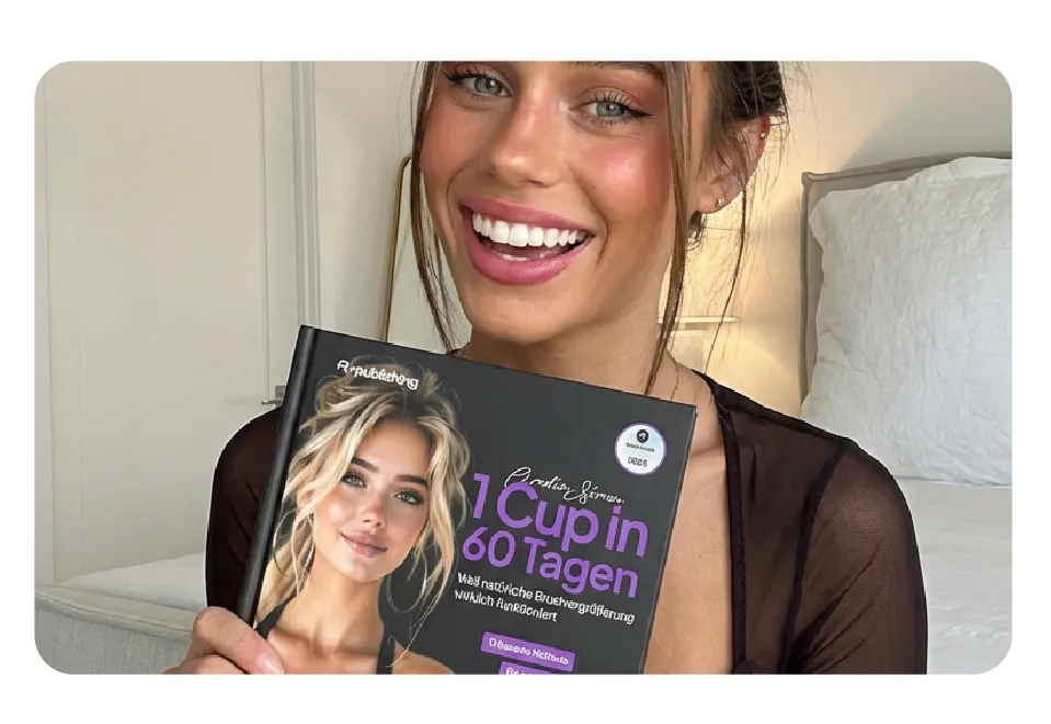 Junge Frau mit braunen Haaren hält Buch "1 Cup in 60 Tagen" von Carolin Simon in die Kamera