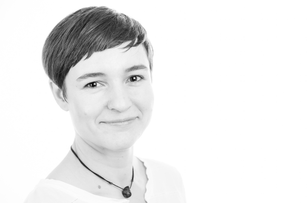 Porträt von Ramona Weyde, Schwarz-Weiß-Zeichnung, schaut lächelnd in die Kamera