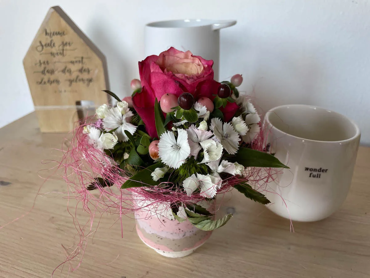 Blumengesteck mit roten Rosen und weißen Nelken in Vase, Kaffeetasse, Grußkarte, Bürodekoration von Ramona Weyde