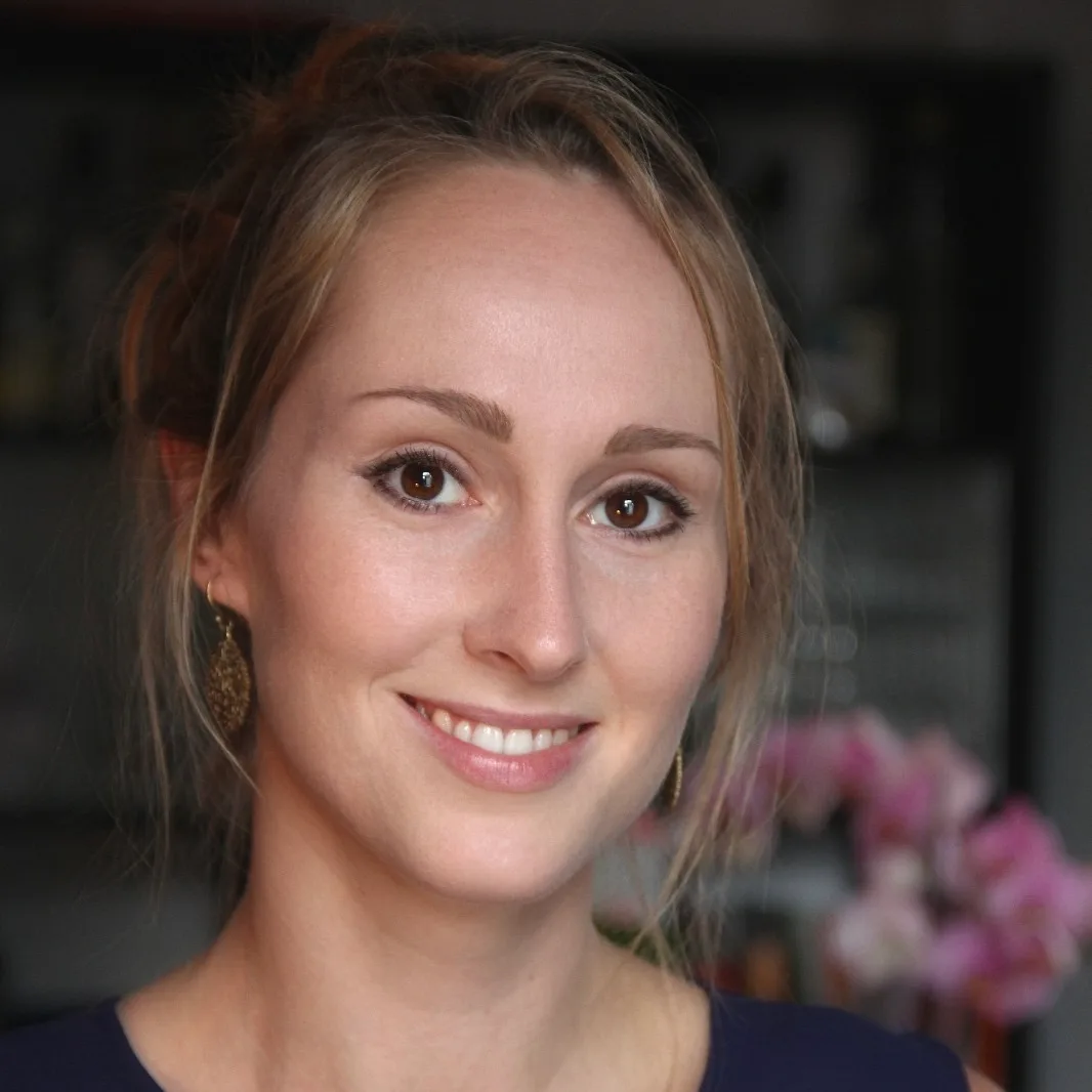 Julia Weiermann lächelt in unscharfem Hintergrund