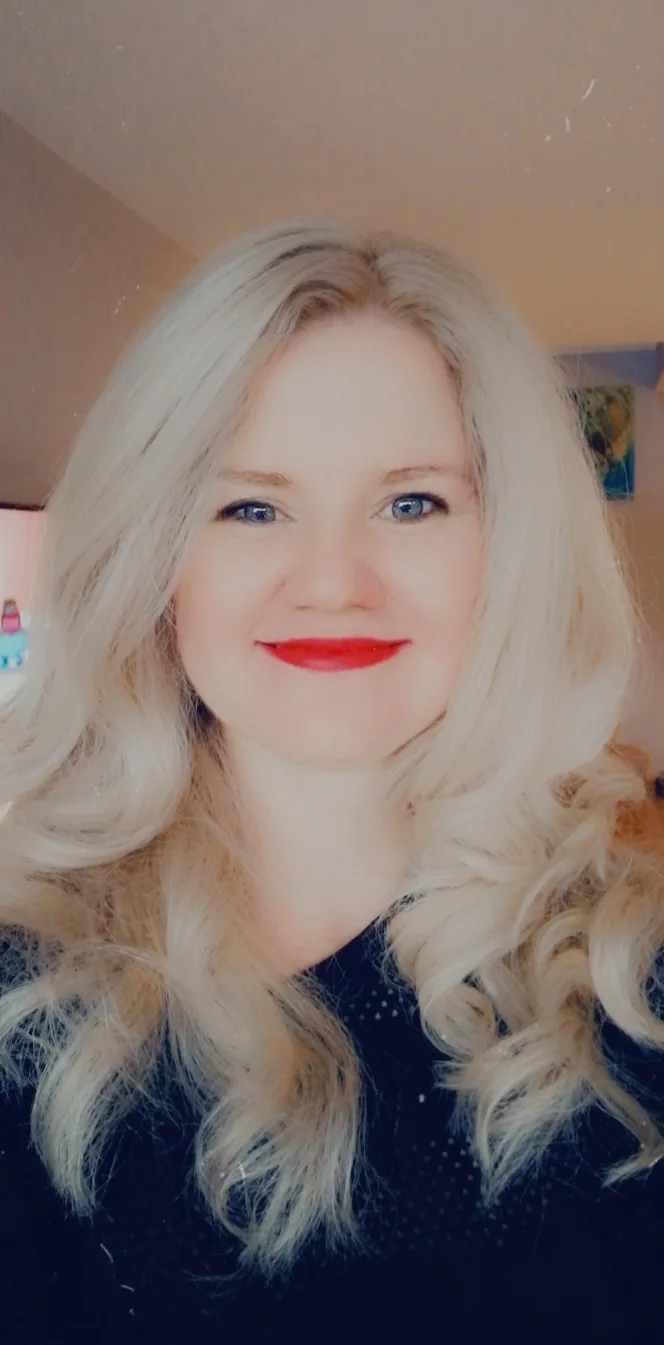 Porträt einer Frau mit schulterlangem hellblondem Haar und rotem Lippenstift