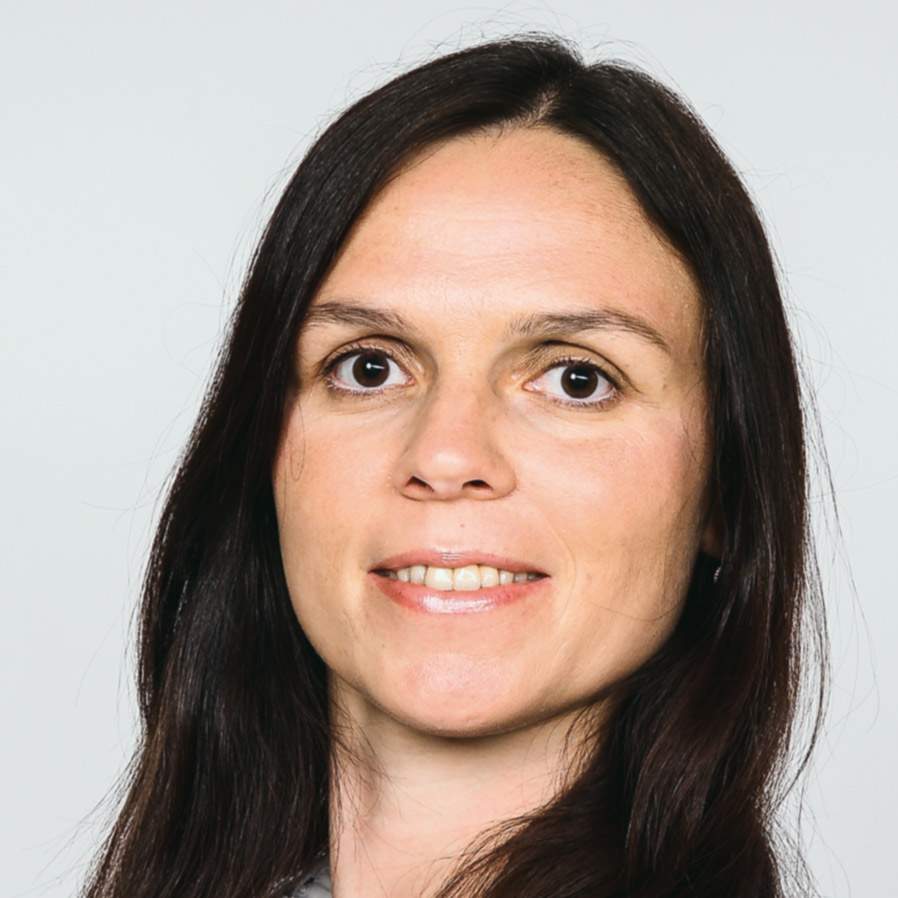 Porträt von Arwen Lentz, Studioaufnahme mit weißem Hintergrund