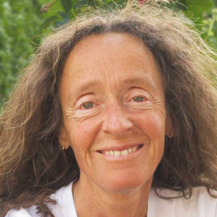 Porträt von Waltraud Hoenes, Frau mit langen Haaren vor Grün