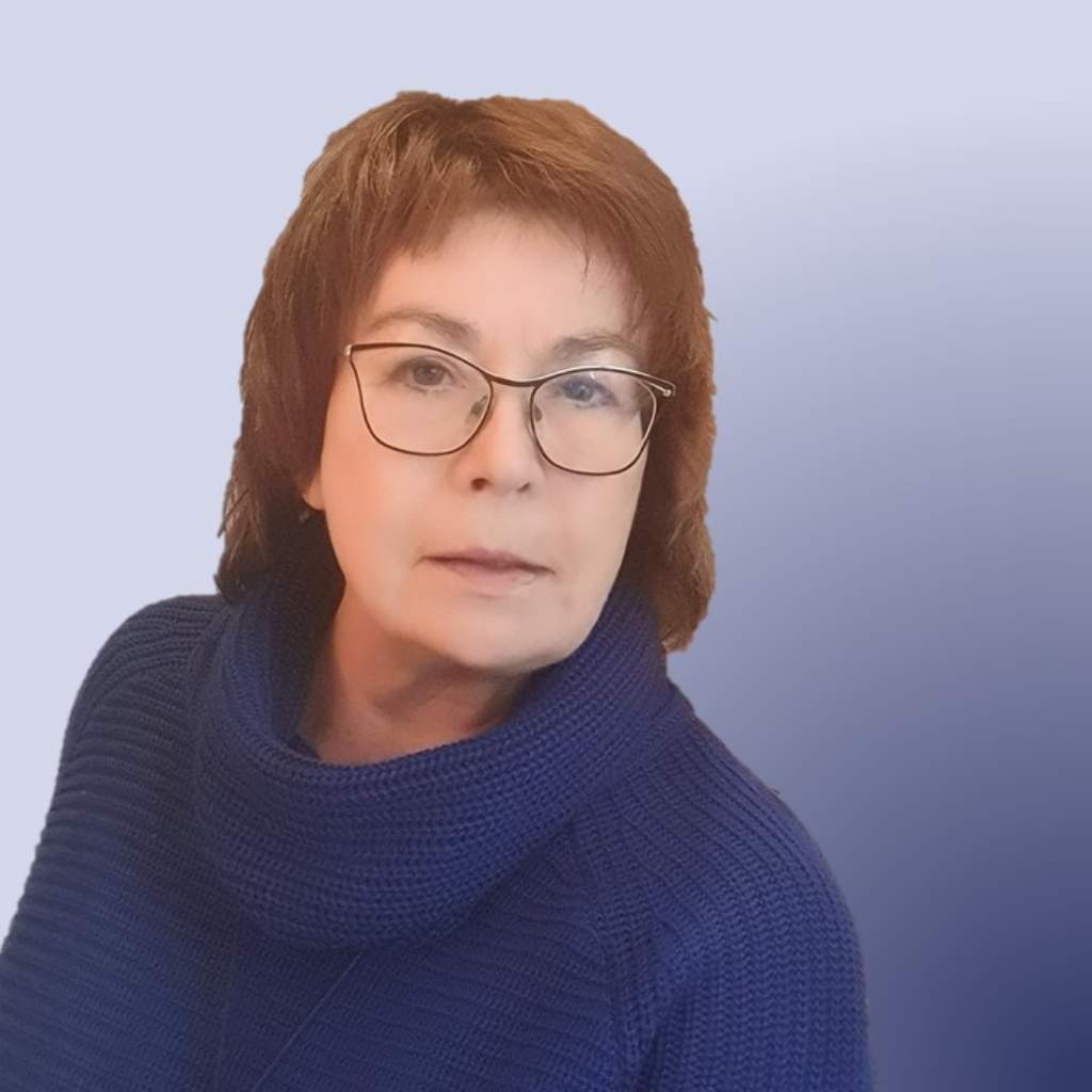 Portrait Frau mit rötlichen Haaren und Brille vor blauem Hintergrund