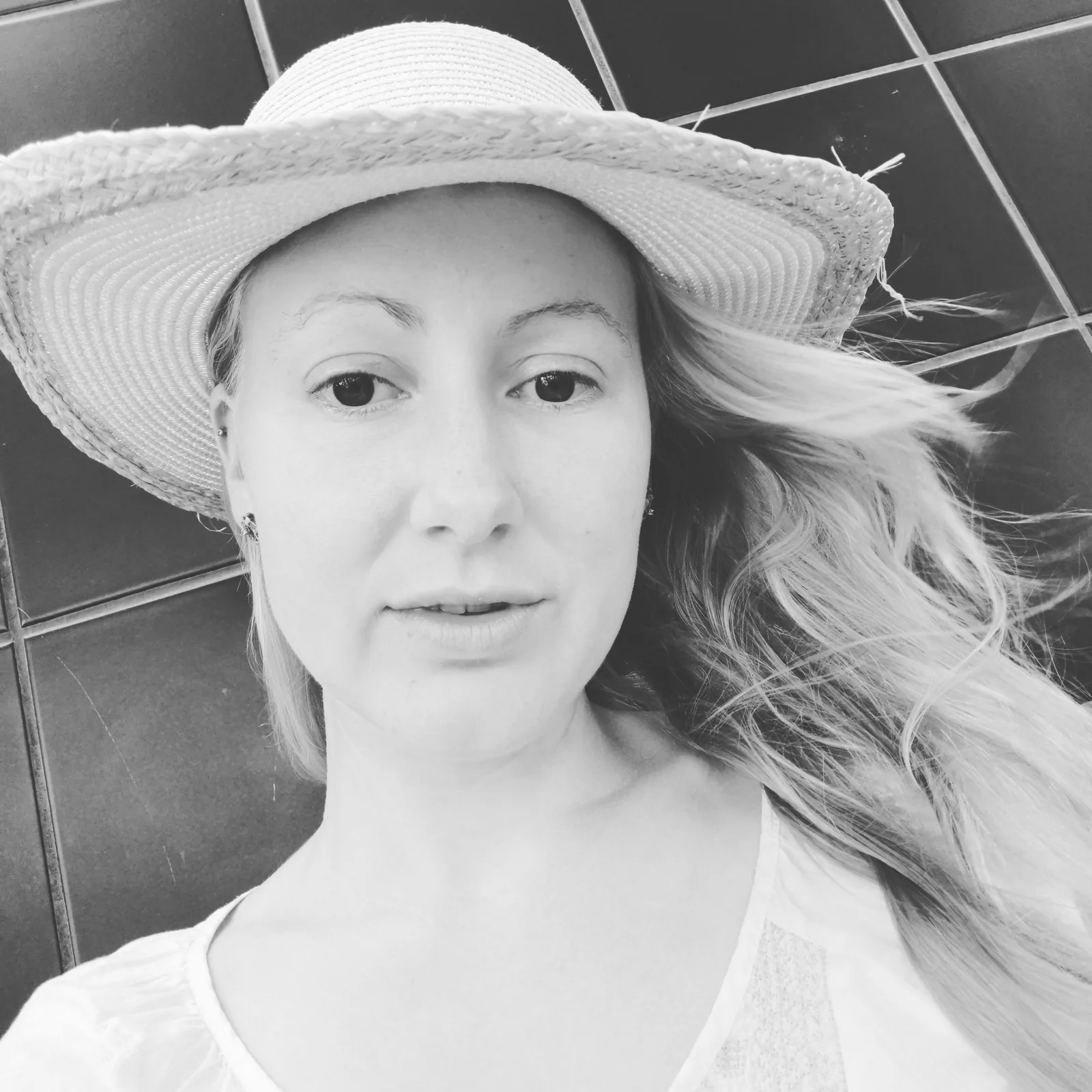 Porträt Dorothee Rund mit Hut in Schwarzweiß