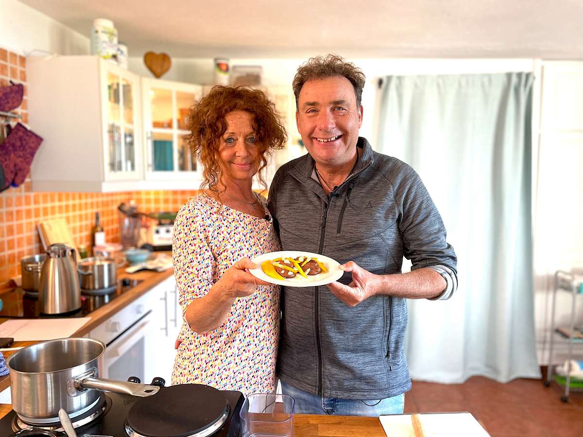 Neustart Ernährung – Basisch-Kochen-Kurs von Ralf Moll 32 Frau und Mann in Küche präsentieren Teller mit gegrilltem Gemüse und Kartoffeln