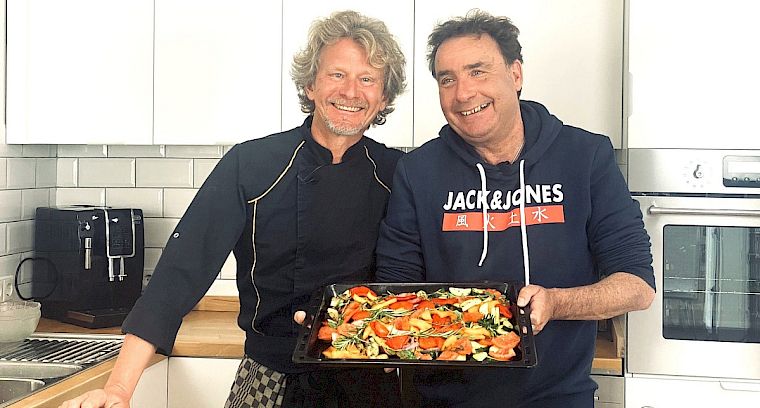 Neustart Ernährung – Basisch-Kochen-Kurs von Ralf Moll 4 Zwei Männer präsentieren Gemüseplatte in Küche