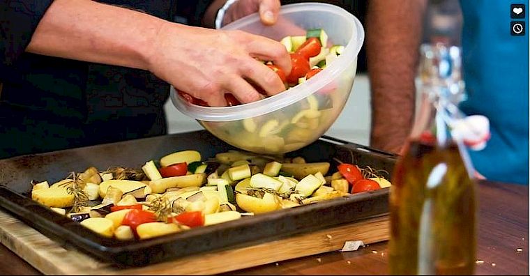 Neustart Ernährung – Basisch-Kochen-Kurs von Ralf Moll 22 Gemüse aus Behälter wird auf Backblech mit gegrilltem Gemüse gegeben