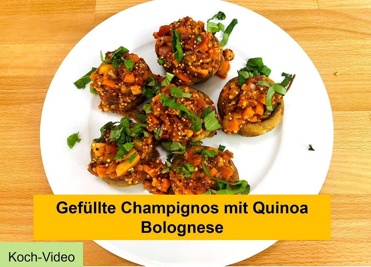 Neustart Ernährung – Basisch-Kochen-Kurs von Ralf Moll 30 Gefüllte Champignons mit Quinoa-Bolognese auf weißem Teller