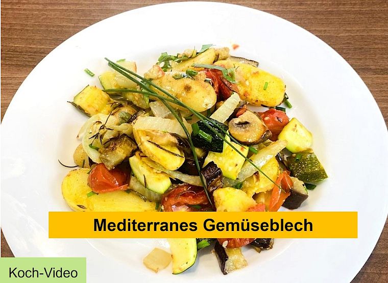 Neustart Ernährung – Basisch-Kochen-Kurs von Ralf Moll 33 Mediterranes Gemüseblech auf weißem Teller mit Chives